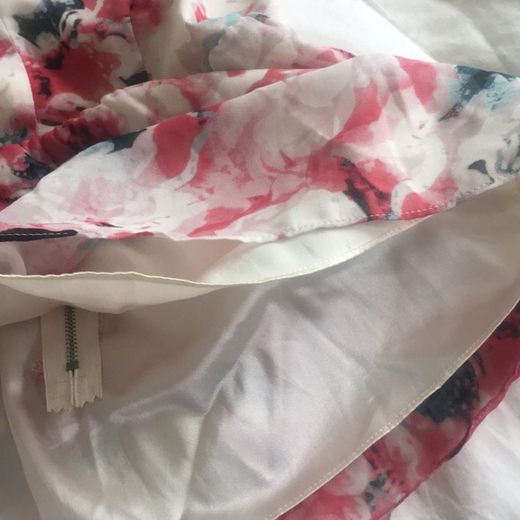 FREE with any purchase! Fit and flare Guess top - Picture 4 of 5